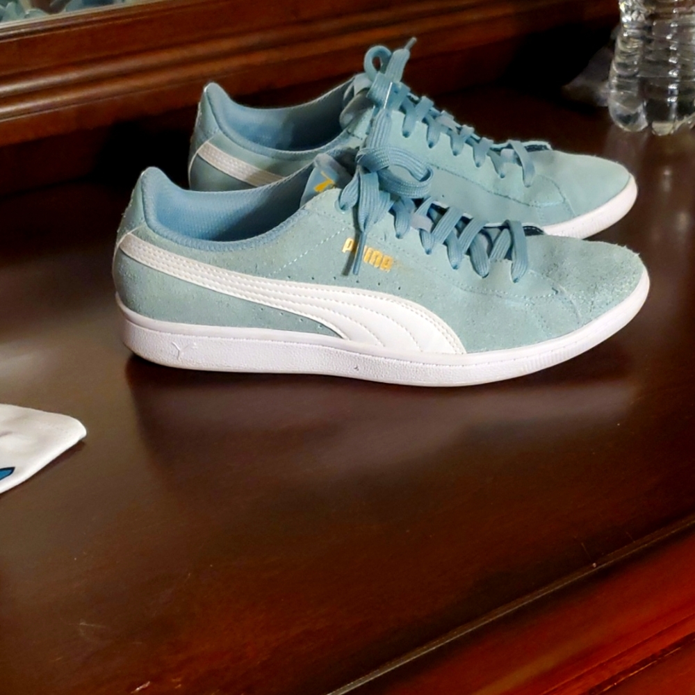 Puma size 7 soft foam low top sneaker